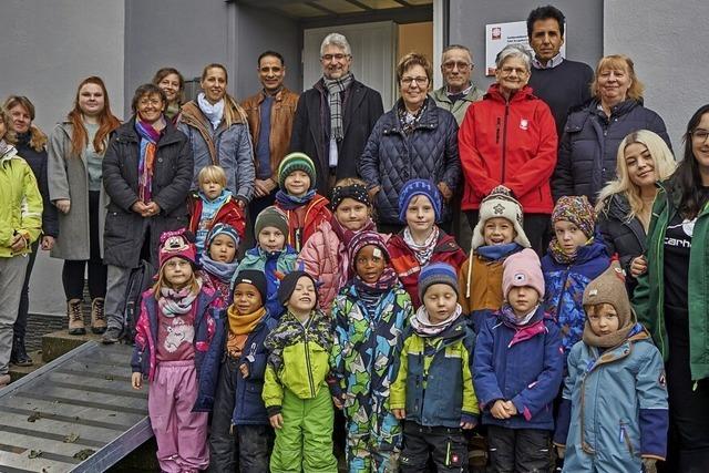 Kindergrten bergeben dem Tafelladen Spenden