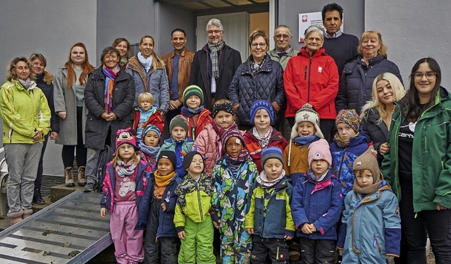 Mitarbeiter der Wehrer Kindergrten un...e Schwarz vom Caritasverband (rechts).  | Foto: Julia Becker