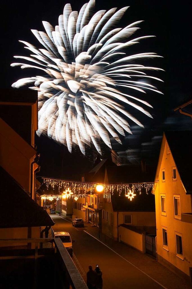 Das professionelle Feuerwerk am Himmel...eude vieler Zuschauer dieses Jahr ein.  | Foto: Volker Mnch
