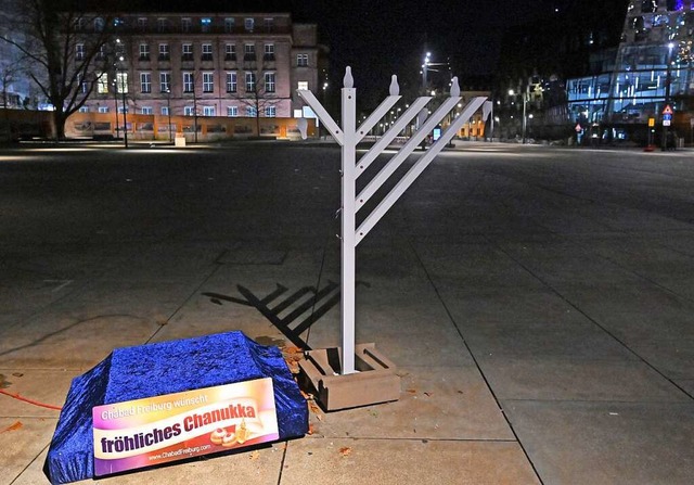 Der beschdigte Chanukka-Leuchter auf dem Platz der Alten Synagoge  | Foto: Michael Bamberger