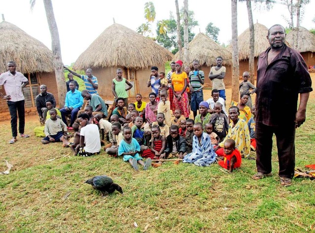 Musa Hasahya (rechts) auf seinem Hof m...t rund 100 Kinder und zwlf Ehefrauen.  | Foto: Henry Wasswa (dpa)