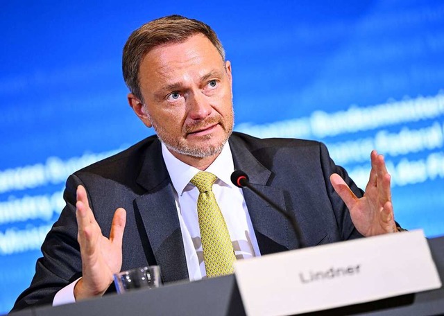 Christian Lindner (FDP), Bundesfinanzm...ch einem Sitzung des Stabilittsrates.  | Foto: Britta Pedersen (dpa)