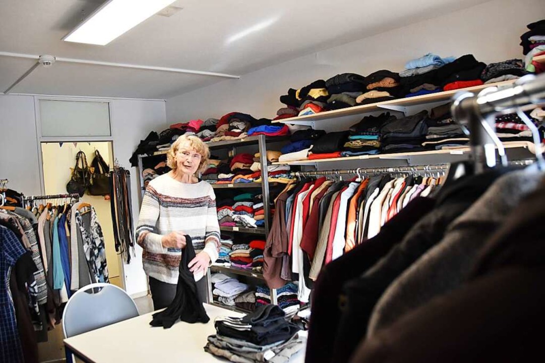 Gut gefüllt ist die Kleiderkammer in K...en. Hier engagiert sich Barbara Kamke.  | Foto: Franziska Kleintges
