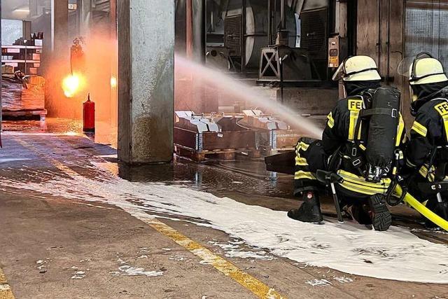 Kehler Feuerwehreinsatz hindert brennende Acetylengasflachen am Bersten