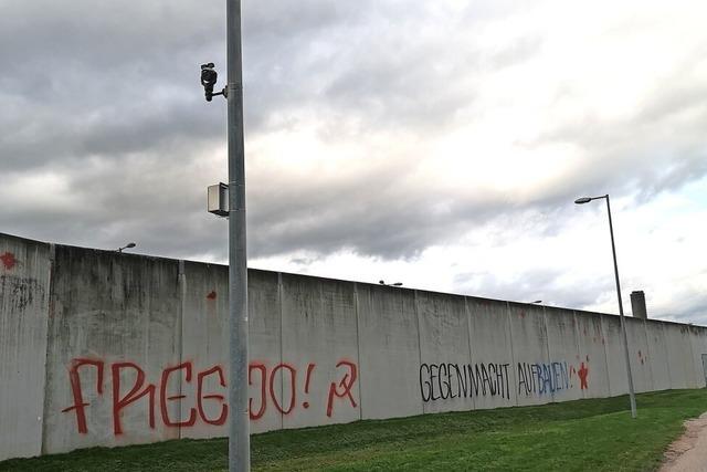 40 Vermummte sprühen Parolen auf Gefängnismauer in Offenburg