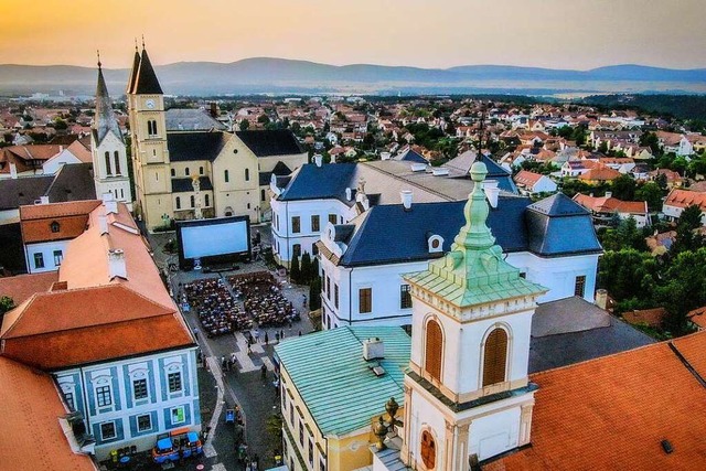 Das schmucke Veszprem nahe desungaris...Plattensees ist Kulturhauptstadt 2023.  | Foto:  (dpa)