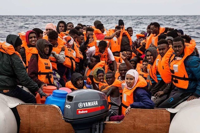 Flchtlinge und Migranten warten auf e...Mittelmeer darauf, gerettet zu werden.  | Foto: Olmo Calvo