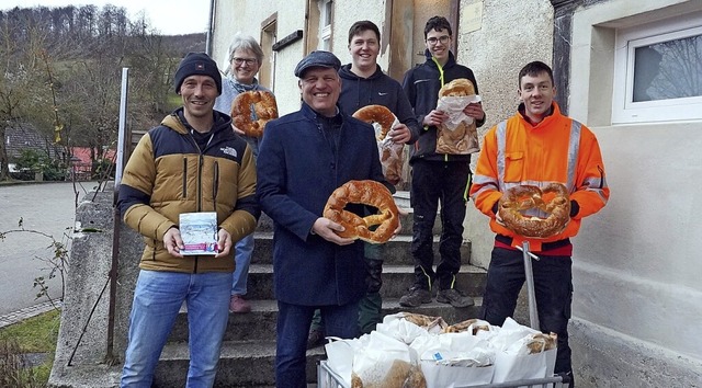 In Breitenfeld erhielten die Brger ve... per Leiterwagen zugestellte Brezeln.   | Foto:  Ursula Freudig