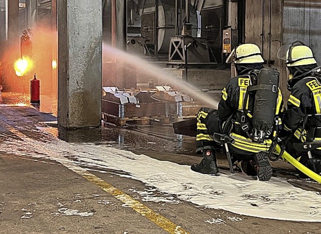 Feuerwehrleute  khlen eine Acetylenflasche, um sie am Bersten zu hindern.   | Foto: Stadt Kehl, Feuerwehr