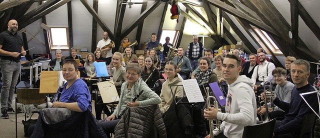 Die Stadtmusik Sthlingen und der Musi...ert in die Stadthalle Sthlingen ein.   | Foto: suedkurier