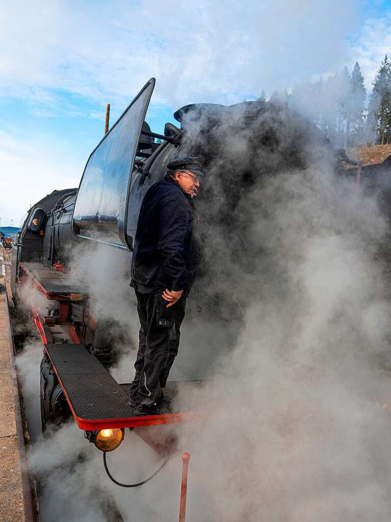 Ungewohnte Einblicke: Die Front der Dampflokomotive ist offen - der Heizer inspiziert das technische Problem 