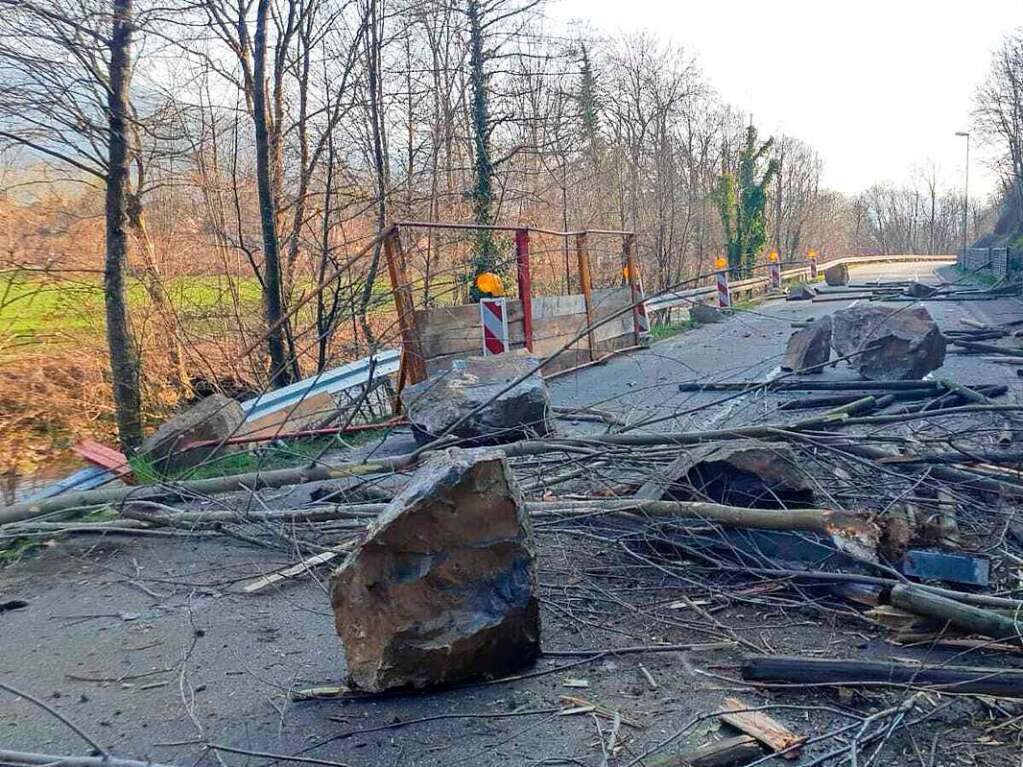 Kontrollierter Abgang: Zur Sicherung des Hangs neben der Landstrae wurden auch Felsstcke entfernt.