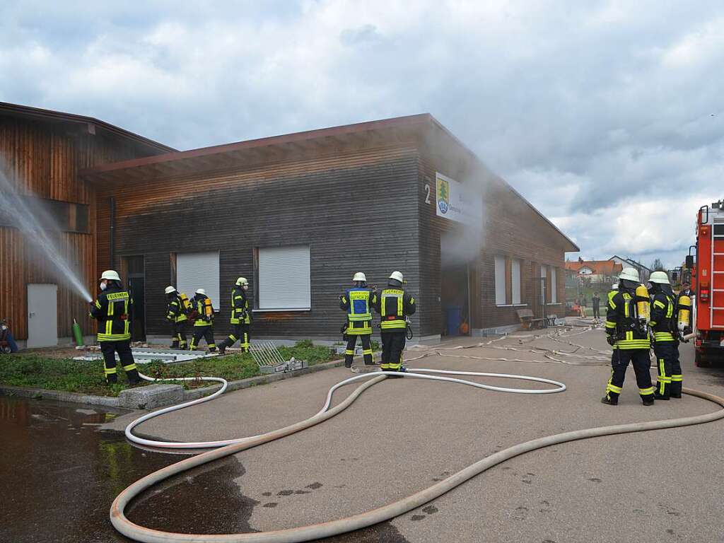 Beim Gemeindebauhof hielt die Feuerwehr Gutach ihre Frhjahrsbung ab - mit Personenrettung durch Atemschutztrupps und Brandbekmpfung im und auerhalb des Gebudes