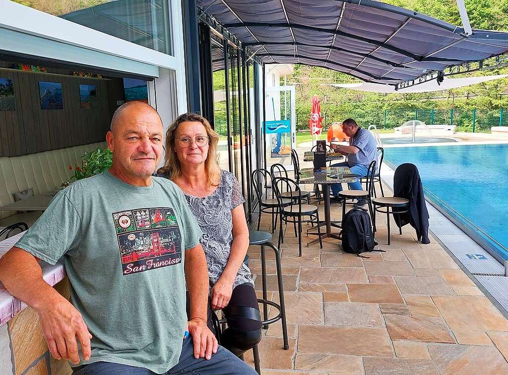 Konstantin und Marie-Antoinette Harr betreiben seit 2015 das Schwimmbadkiosk Gutach. Aufgrund der Gre des Bades managt das Pchterehepaar den kompletten Badebetrieb. Zu sehen ist das renovierte Kiosk mit Bad