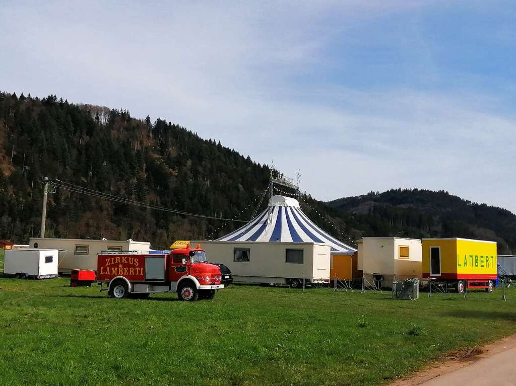 Auch der Zirkus war 2022 wieder da, auf einer Wiese nahe der B294