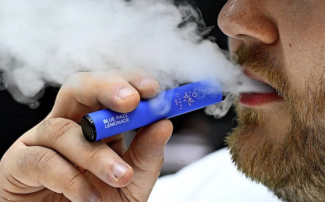 In sogenannten E-Zigaretten sehen Experten ein besonderes Risiko.  | Foto: Roberto Pfeil (dpa)