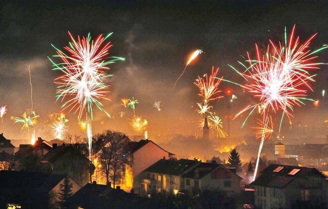 Feuerwerk wie an Silvester 2013 wird es ber Lahr wahrscheinlich wieder geben.  | Foto: Axel Fleig