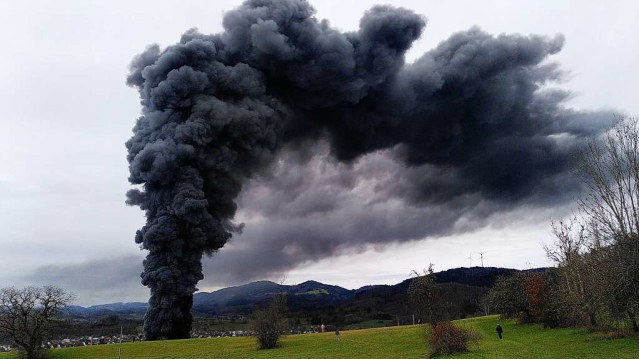 Eine dunkle Rauchsule steht ber Wehr.  | Foto: Karl-Wilhelm Frommeyer
