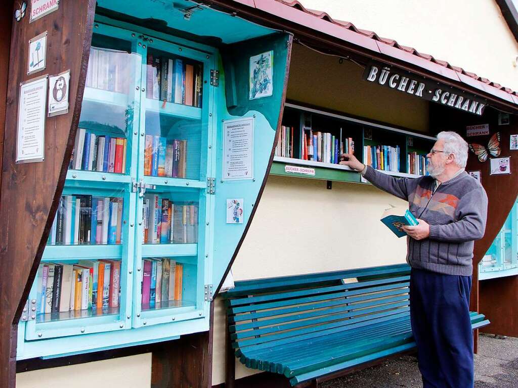 Helmut Jundt aus Friesenheim hat neben dem Rentnerbnkle einen Bcherschrank zur ffentlichen Ver- und Entleihe aufgestellt.