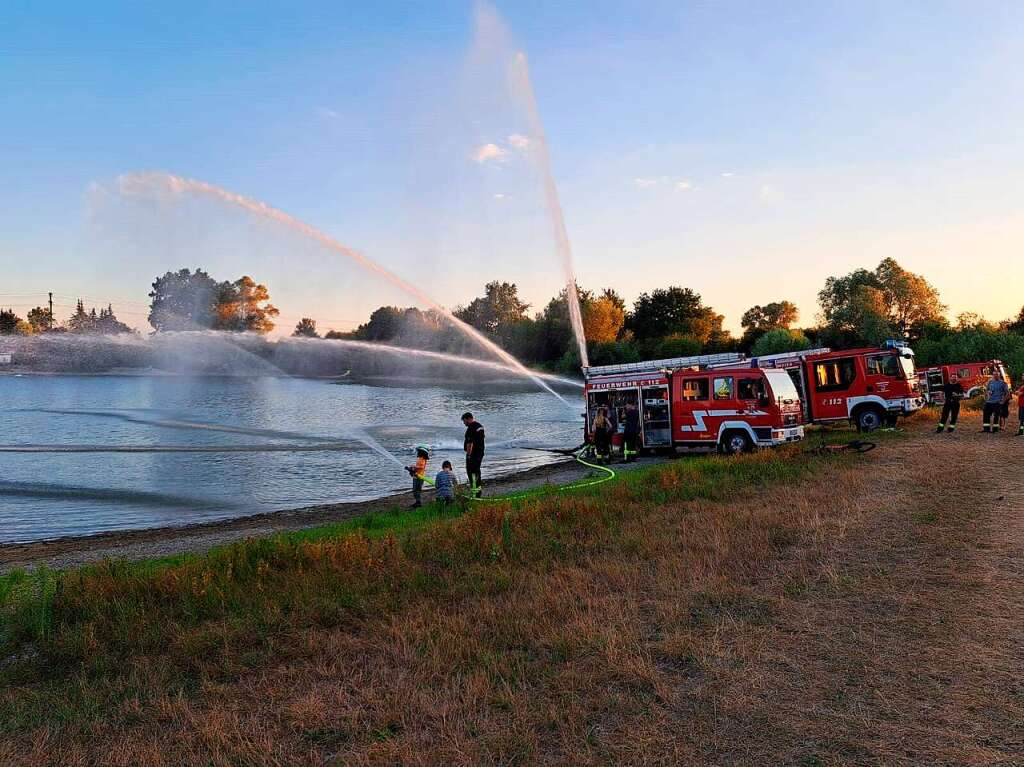 Im Sommer wlzt die Feuerwehr den Baggersee Schuttern um. Die Wetterbedingungen begnstigen zudem die Ausbreitung von Zerkarien, die die Badenden plagen.