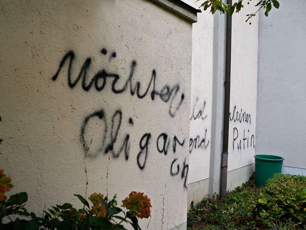 In Oberschopfheim verunglimpfen Schmierereien an der Pfarrkirche St. Leodegar einen Mitbrger. Die Pfarrei erstattet Anzeige gegen Unbekannt.