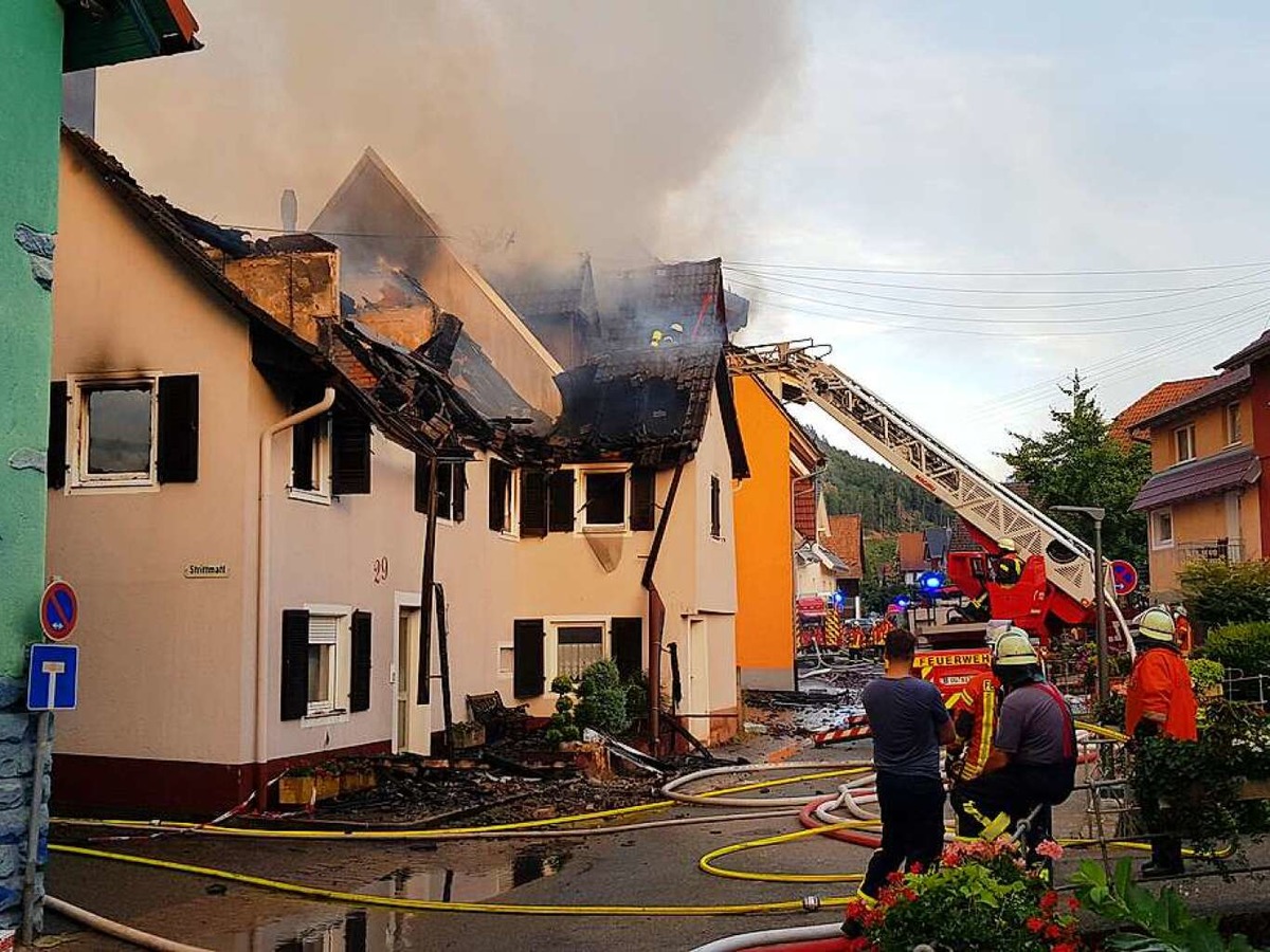 Bei einem verheerenden Grobrand im August sind sechs Huser in Diersburg betroffen. 14 Menschen verlieren ihr Zuhause. Die Feuerwehr ist mehrere Tage im Einsatz. Danach  gibt es in der Region zahlreiche Spendenaktionen fr die Opfer.