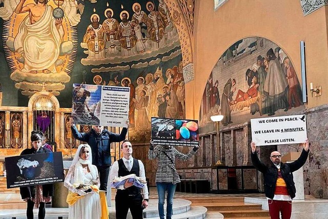 Mit Plakaten machten die Protestierend...er Kirche auf ihr Anliegen aufmerksam.  | Foto: Privat