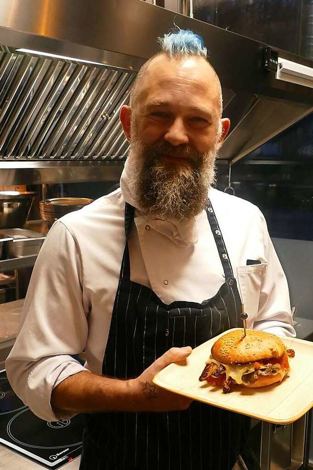 Chefkoch Christian Franz mit dem Kartoffel-Spargel-Burger  | Foto: Florian Schmieder