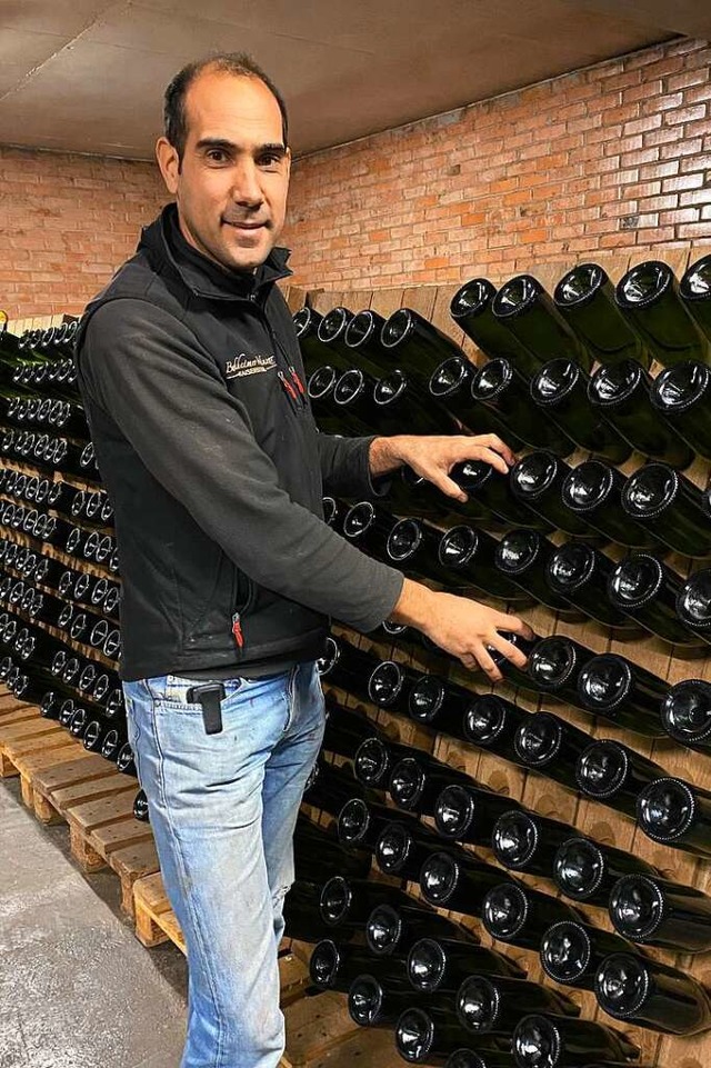 Kellermeister Dominik Schweizer rttelt die Sektflaschen noch von Hand.  | Foto: Gerold Zink