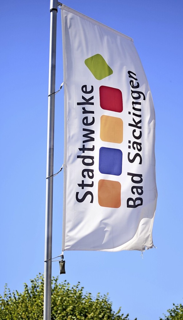 Die Flagge der Bad Sckinger Stadtwerke wehte in eisig rauem Wind.  | Foto: Michael Krug