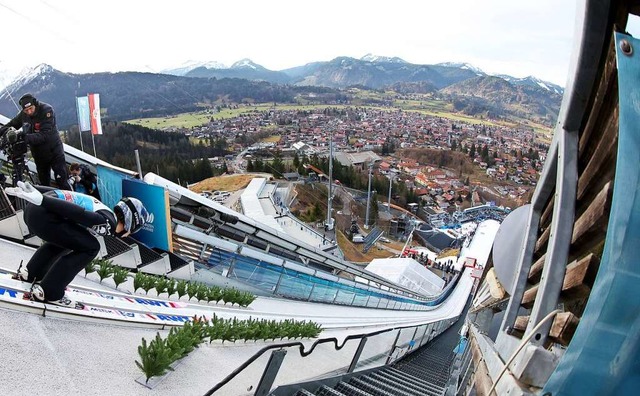 Ganz gleich, ob die Skispringer wie hi...hnee belegten Schanzen ist alles grn.  | Foto: Daniel Karmann (dpa)