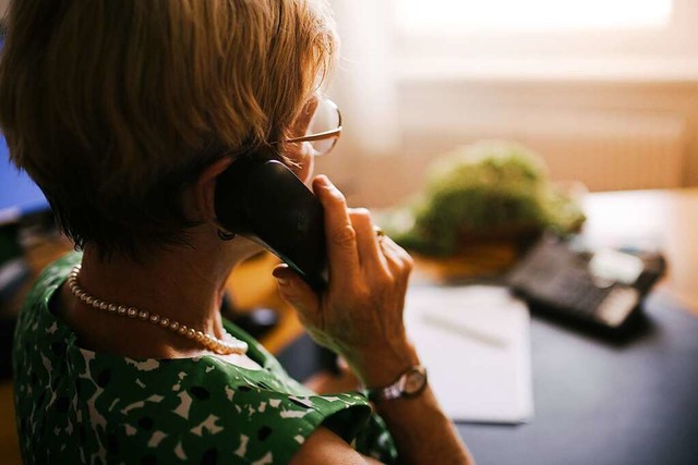 Hrt Menschen am Telefon ehrenamtlich zu: Kathrin Hebel (Symbolbild).  | Foto: Hendrik  (stock.adobe.com)