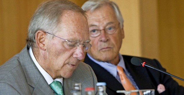Der Journalist und die Spitzenpolitike...und Wolfgang Schuble 2009 in Hamburg.  | Foto: Lars Berg (imago images)