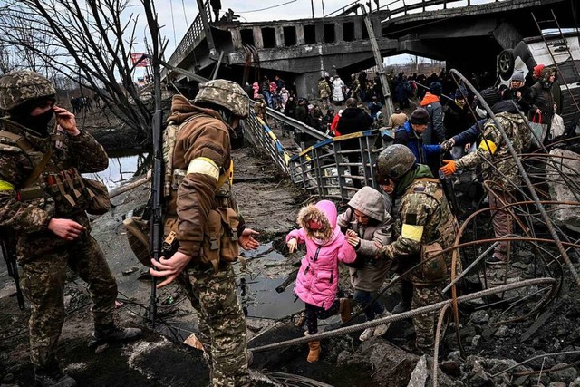 Zivilisten berqueren im Mrz 2022 ein...will die Ukraine weiterhin vernichten.  | Foto: ARIS MESSINIS (AFP)