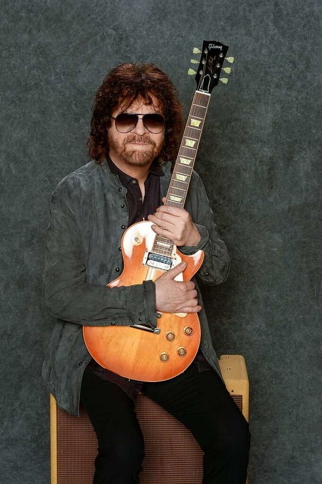 Die Sonnenbrille nimmt er wohl nur zum Schlafen ab: Jeff Lynne wird 75  | Foto: Rob Shanahan