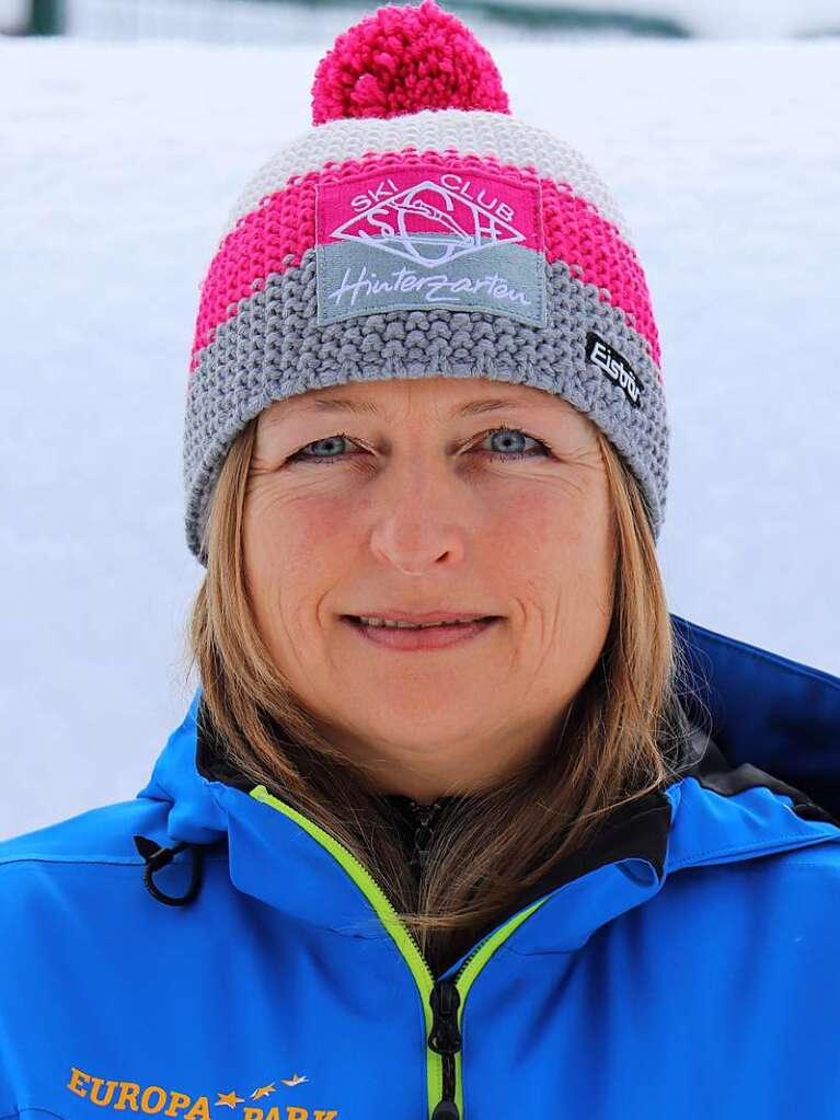 Tanja Metzler – Eine  anstrengende Zeit liegt hinter dem Ski-Club Hinterzarten und seiner Vorsitzenden Tanja Metzler. Die groen  Schwierigkeiten auf der Baustelle der Rothausschanze  sorgten  auch in den Reihen des Vereins fr Unruhe und Unsicherheit .  Der zweijhrige Baustopp fhrte zudem  zum Ausfall von Wettkmpfen. Gro war deshalb die Freude beim Club, als im Oktober wieder auf der Schanze gesprungen wurde und gleich zwei  Wettbewerbe stattfinden  konnten. Um sie zu einem Erfolg werden zu lassen, standen  wie eh und je viele  Helferinnen und Helfer  parat. 2023 feiert der Ski-Club sein 100-jhriges Bestehen.