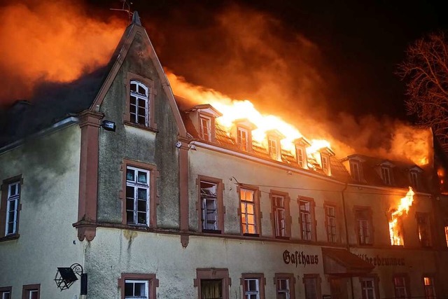 Lichterloh brannte das historische Geb...ehr konnte benachbarte Gebude retten.  | Foto: Feuerwehr Endingen