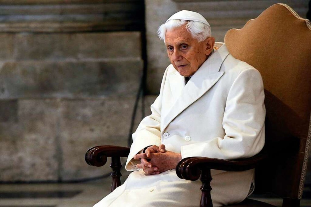 Der emeritierte Papst Benedikt XVI. sitzt bei einer Messe im Petersdom.  | Foto: Gregorio Borgia (dpa)