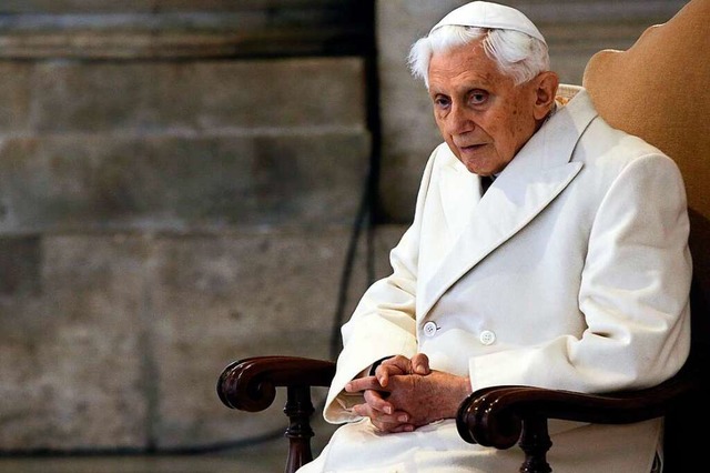 Der emeritierte Papst Benedikt XVI. si...dom. (Archivbild vom 8. Dezember 2012)  | Foto: Gregorio Borgia (dpa)