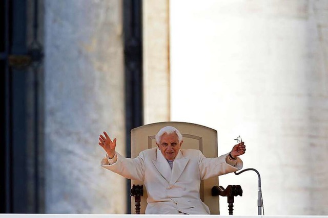 Benedikt XVI. ist tot. Auf diesem Bild...uf dem Petersplatz im Vatikan zuwinkt.  | Foto: Gregorio Borgia (dpa)