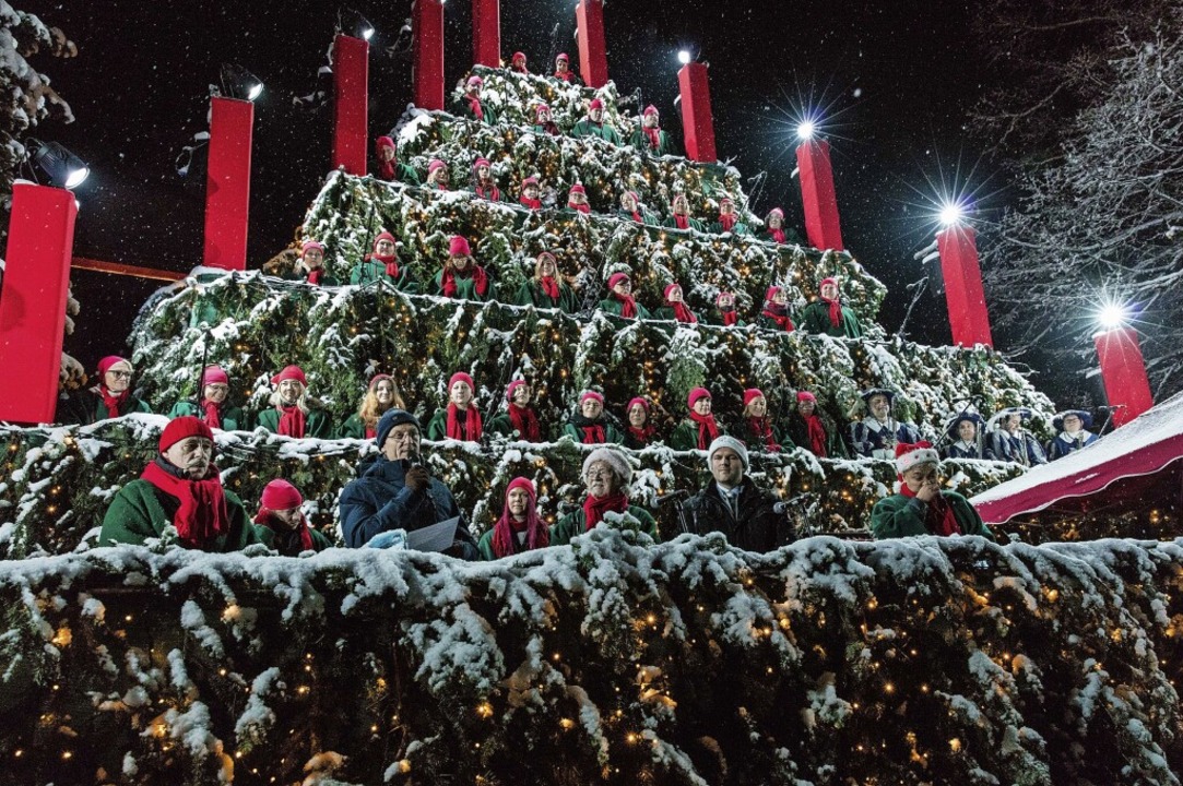 In Waldkirch erfreuten sich die Bürger...#8222;singenden Weihnachtsbaum&#8220;.  | Foto: Gabriele Zahn