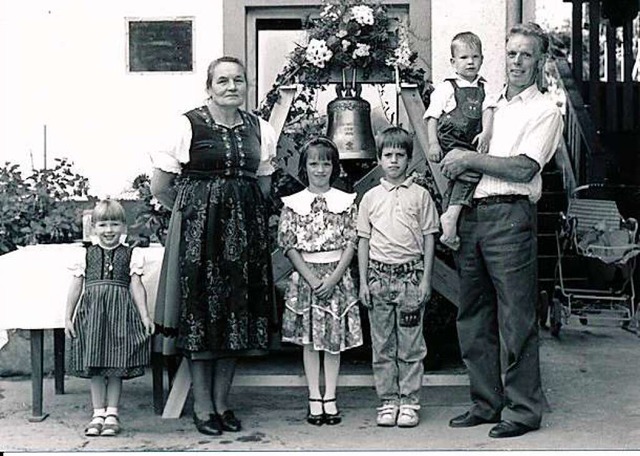 Die Familie Eble vom Streckerseppenhof...bruarmotiv des Glottertler Kalenders.  | Foto: Gemeinde Glottertal