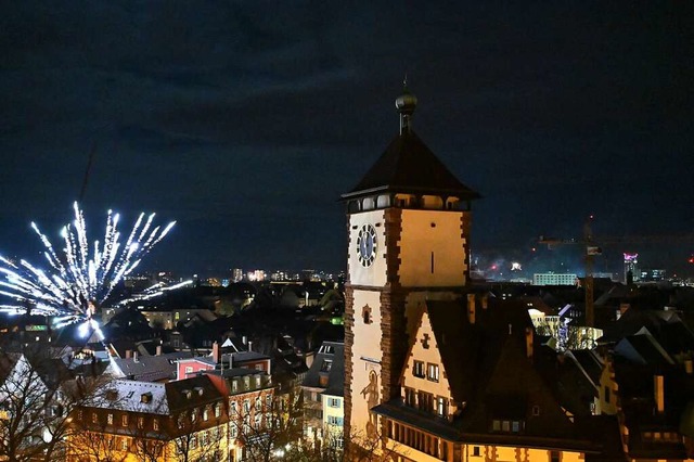 Mit einem Feuerwerk begrten die Freiburger das neue Jahr 2023.  | Foto: Thomas Kunz