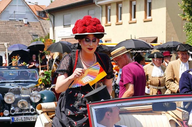 Den Umzug beim  dreitgigen  Kreistrac...te Schwarzwald-Dragqueen Betty BBQ an.  | Foto: Ulrich Senf