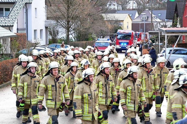 Mit einem Corso &#8211; zu Fu und mit...ehr vom alten zum neuen Gertehaus um.  | Foto: Kurt Meier