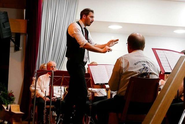 Fliegender Wechsel am Dirigentenpult des Musikvereins Bernau