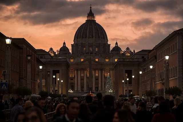 Glubige und Besucher stehen nach dem ...ng des Gotteshauses vor dem Petersdom.  | Foto: Michael Kappeler (dpa)