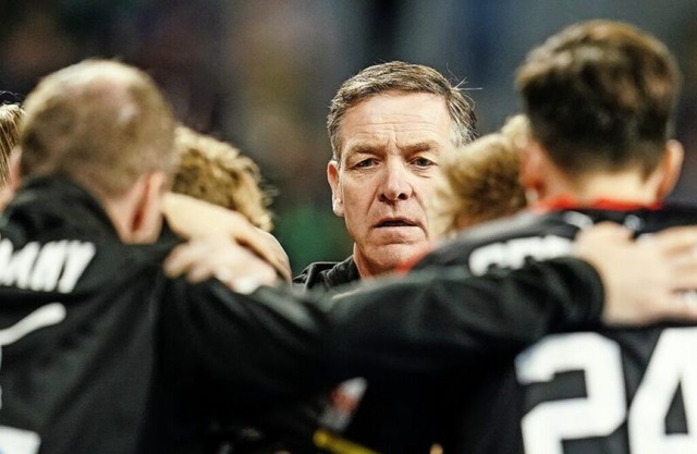 Handball-Bundestrainer Alfred Gislason inmitten seiner Spieler   | Foto: Uwe Anspach (dpa)