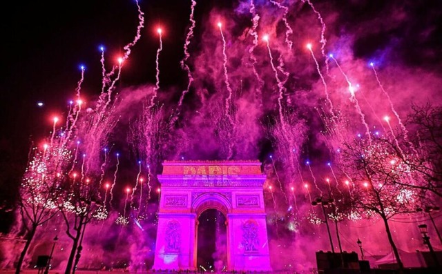 Der  Arc de Triomphe in Paris um Mitternacht.  | Foto: JULIEN DE ROSA, - (AFP)