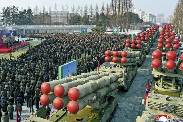 Kim fordert Ausbau der Atomwaffen